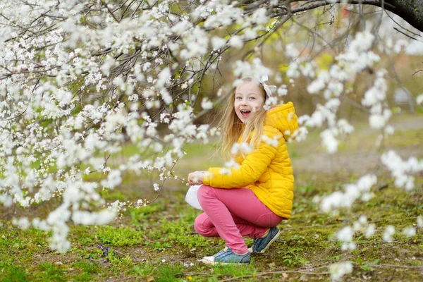 Sevimli Küçük Kız Güzel Bahar Gününde Çiçek Açan Elma Ağacı — Stok fotoğraf