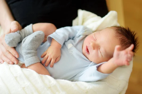 Söt Liten Nyfödd Pojke Sover Sina Mödrars Armar Porträtt Liten — Stockfoto