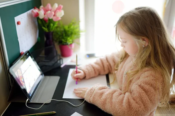 Νεαρή Μαθήτρια Κάνει Μαθήματά Της Ψηφιακό Tablet Στο Σπίτι Παιδί — Φωτογραφία Αρχείου