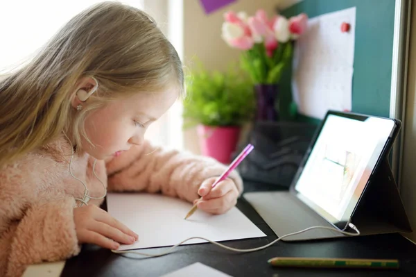 Jong Schoolmeisje Doet Haar Huiswerk Met Digitale Tablet Thuis Kind — Stockfoto