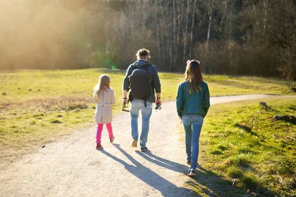 Söta Unga Flickor Och Deras Far Kul Vackra Soliga Vårdagen — Stockfoto