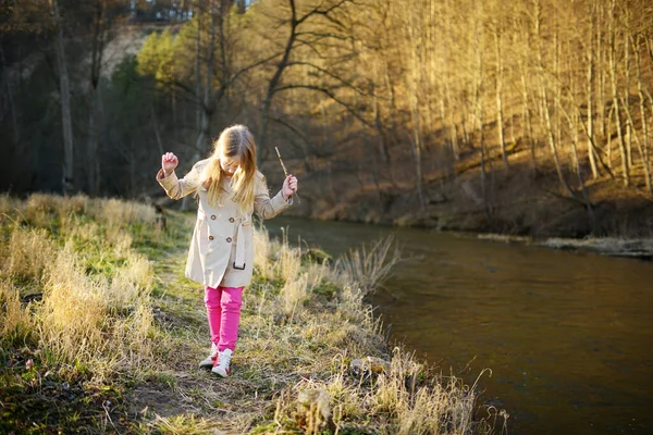 Güzel Güneşli Bahar Gününde Eğlenen Tatlı Bir Genç Kız Çocuklarla — Stok fotoğraf