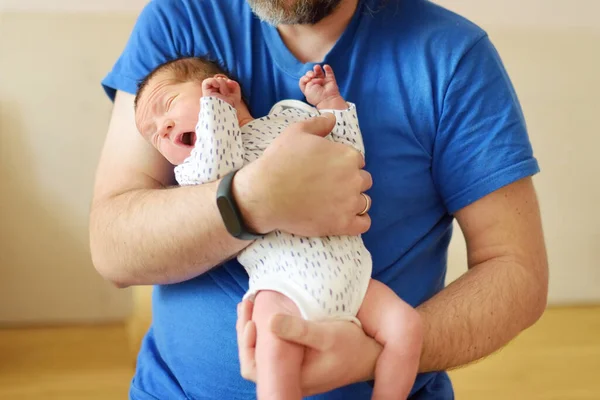 彼の父親の腕の中でかわいい新生児の少年 自宅で小さな新しい赤ちゃんの肖像画 親愛なる息子が父親に抱かれている 喜びの新しいバンドル — ストック写真