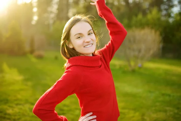 Mignon Preteen Fille Amuser Plein Air Soir Été Ensoleillé Enfant — Photo