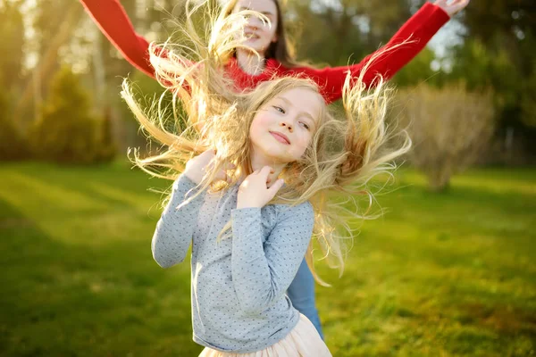 Dos Monas Hermanas Tonteando Juntas Hierba Soleado Día Verano Los —  Fotos de Stock