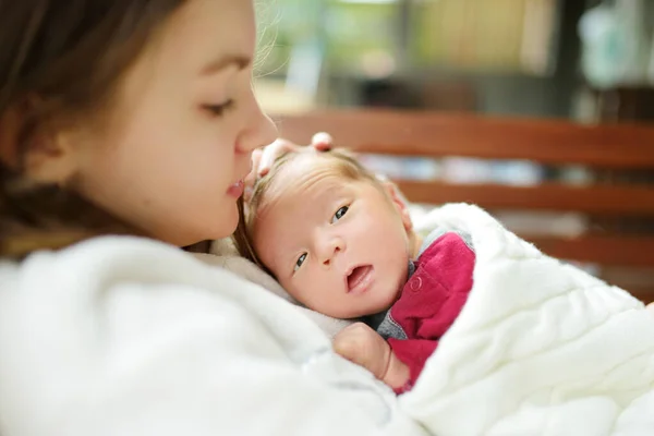Roztomilá Starší Sestra Obdivuje Svého Novorozeného Bratra Roztomilé Dospívající Dívka — Stock fotografie