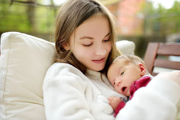 Leuke Grote Zus Die Haar Pasgeboren Broer Bewondert Schattig Tienermeisje — Stockfoto
