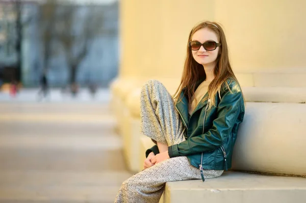 Jolie Jeune Fille Visitant Les Rues Vilnius Lituanie Jour Chaud — Photo
