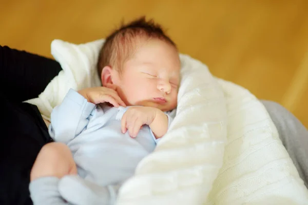 Bonito Menino Recém Nascido Dormindo Seus Braços Mães Retrato Bebé — Fotografia de Stock