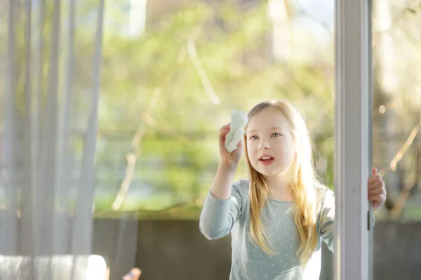 Carino Ragazza Che Pulisce Una Finestra Con Panno Carta Bambino — Foto Stock