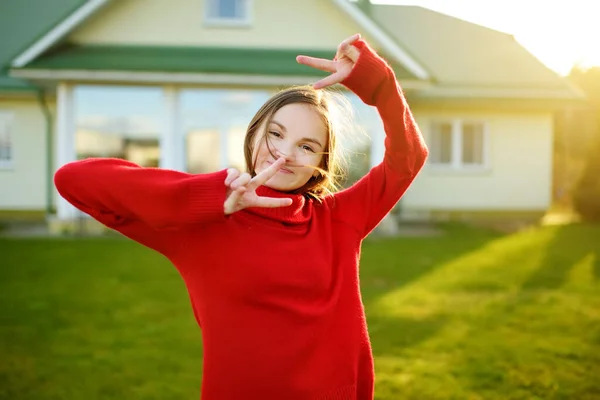 Mignon Preteen Fille Amuser Plein Air Soir Été Ensoleillé Enfant — Photo