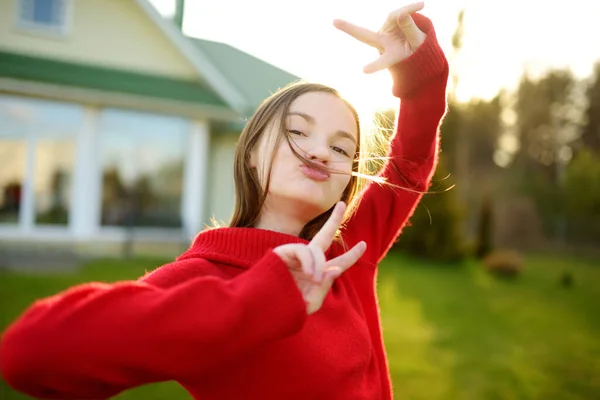 Schattig Tiener Meisje Hebben Plezier Buiten Zonnige Zomeravond Kind Dat — Stockfoto