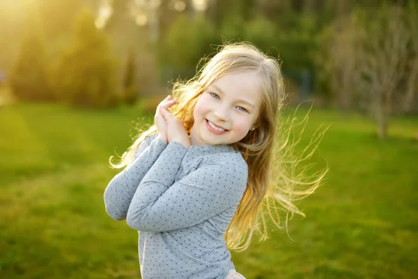 Schattig Klein Meisje Die Buiten Plezier Heeft Zonnige Zomeravond Kind — Stockfoto