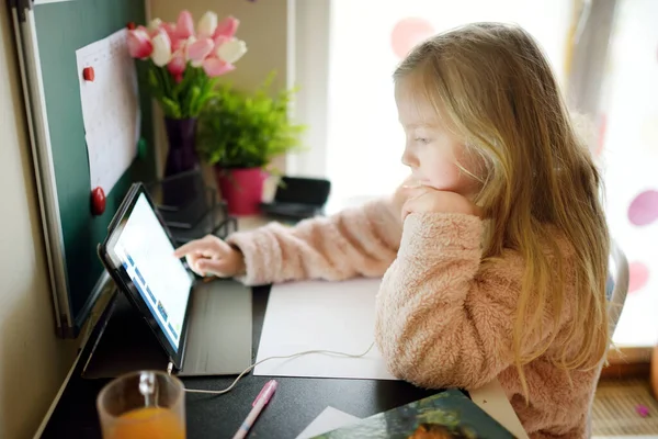 Νεαρή Μαθήτρια Κάνει Μαθήματά Της Ψηφιακό Tablet Στο Σπίτι Παιδί — Φωτογραφία Αρχείου