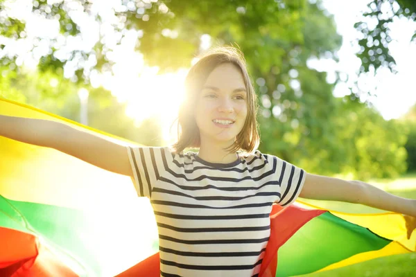 Aranyos Fiatal Lány Trikolor Litván Zászlóval Litván Államiság Napján Nemzeti — Stock Fotó