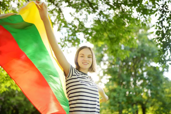 Милая Молодая Девушка Триколорным Литовским Флагом День Государственности Литвы Празднование — стоковое фото