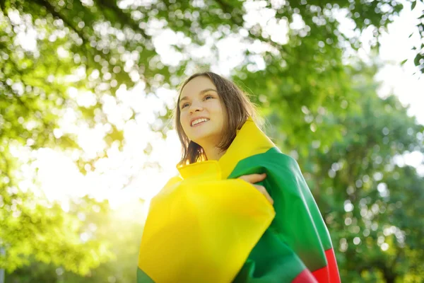 Söt Ung Flicka Med Tricolor Litauisk Flagga Litauiska Statsdagen Barn — Stockfoto