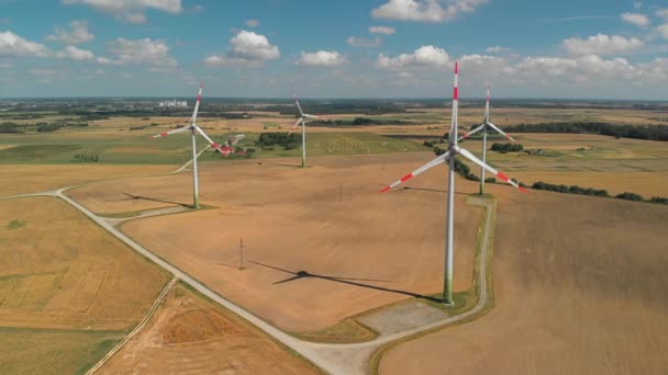 Luftaufnahme von sich drehenden Windkraftanlagen — Stockvideo