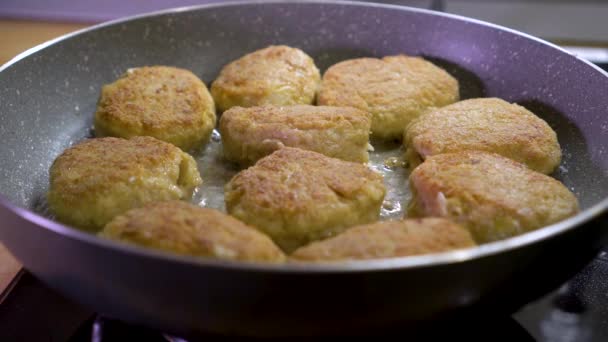 Жарить свежие вкусные мясные шарики на горячей сковороде — стоковое видео