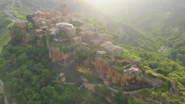 Vista aérea de la famosa ciudad de Civita di Bagnoregio en la noche de verano — Vídeo de stock