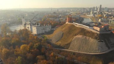 Vilnius Katedral Meydanı ve Gediminas Kulesi 'nin sabah görüntüsü