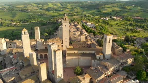Luftfoto af San Gimignano og dens middelalderlige gamle bydel med de berømte tårne – Stock-video