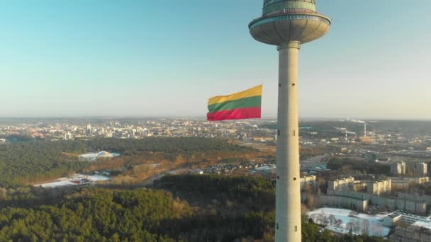 Obří litevská vlajka vlnící se na televizní věži ve Vilniusu o státním svátku — Stock video