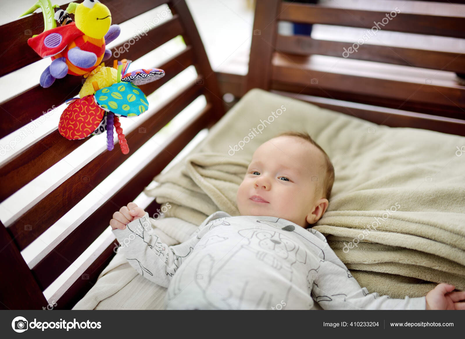 かわいい3ヶ月の赤ちゃん男の子は彼のカラフルなおもちゃの屋外で遊んでいます 遊びの間の赤ん坊 ストック写真 C Mnstudio かわいい3ヶ月の赤ちゃん男の子は彼のカラフルなおもちゃの屋外で遊んでいます 遊びの間の赤ん坊 ストック写真 C Mnstudio