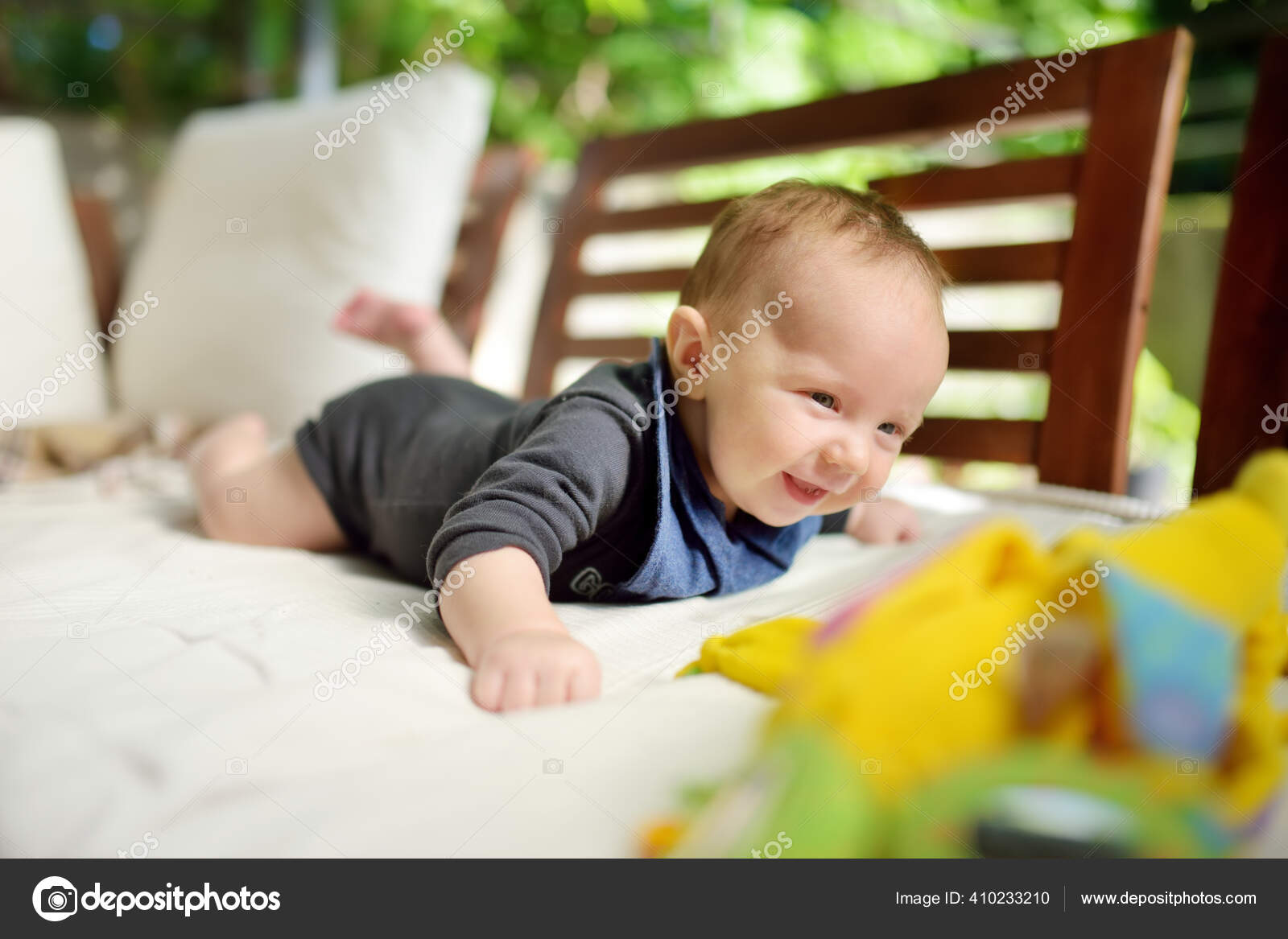かわいい3ヶ月の赤ちゃん男の子は彼のカラフルなおもちゃの屋外で遊んでいます おなかの中の赤ちゃん かわいい子供は這うことを学ぶ ストック写真 C Mnstudio かわいい3ヶ月の赤ちゃん男の子は彼のカラフルなおもちゃの屋外で遊んでいます おなかの中の赤ちゃん かわいい子供は這うことを学ぶ ストック写真 C Mnstudio