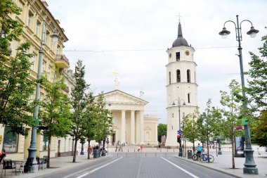 VILNIUS, LITHUANIA - 14 Temmuz 2020: Gediminas Bulvarı, Vilnius 'un ana caddesi, Litvanya hükümet ve parlamento da dahil olmak üzere birçok devlet kurumunun yoğunlaştığı yer..