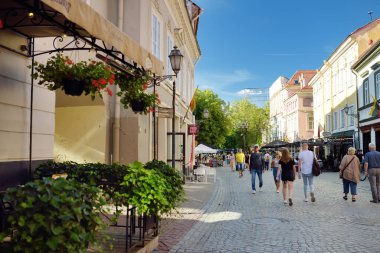 VILNIUS, LITHUANIA - 18 Temmuz 2020: Pilies Caddesi 'nde gezen kasaba halkı ve turistler, Vilnius Eski Kasabası' nın en eski ve en gösterişli caddesi.