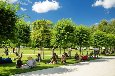 VILNIUS, LITHUANIA - 14 Temmuz 2020: Vilnius 'taki yeni yenilenmiş Lukiskes Meydanı' nda insanlar eğleniyor. Güneşli bir yaz günü UNESCO tarafından yazılmış Vilnius Eski Kasabası, Litvanya 'nın merkezi..