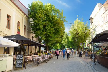 VILNIUS, LITHUANIA - 18 Temmuz 2020: Pilies Caddesi 'nde gezen kasaba halkı ve turistler, Vilnius Eski Kasabası' nın en eski ve en gösterişli caddesi.