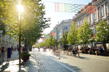 VILNIUS, LITHUANIA - 14 Temmuz 2020: Gediminas Bulvarı, Vilnius 'un ana caddesi, Litvanya hükümet ve parlamento da dahil olmak üzere birçok devlet kurumunun yoğunlaştığı yer..