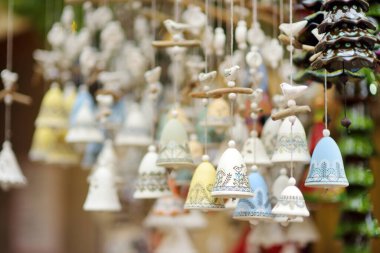 Riga, Letonya 'da Noel pazarında satılan renkli seramik çanlar ve diğer süslemeler.