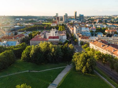 Kuzey Avrupa 'nın en büyük ortaçağ kasabalarından Vilnius Old Town' un havadan görünüşü. UNESCO 'nun yazlık manzarası Eski Vilnius Kasabası, şehrin merkezi..