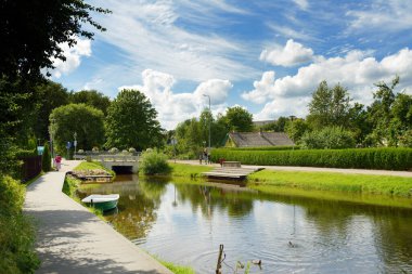 Moletai 'nin güzel manzarası, Litvanya' nın en eski yerleşimlerinden biri ve Vilnius sakinleri için popüler bir tatil yeri. Pastovis Gölü 'nün yanında yürüyüş yolları, parklar ve mimari.
