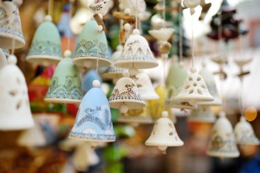 Riga, Letonya 'da Noel pazarında satılan renkli seramik çanlar ve diğer süslemeler.