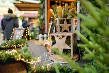 Riga, Letonya 'da dar bir caddenin dekorasyonu olarak güzel köknar ağaçları. Letonya başkentinde Noel ve Yeni Yıl Kutlaması.