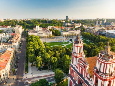 Yenilenmiş Lukiskes Meydanı, Vilnius 'un havadan görünüşü. UNESCO tarafından yazılan Vilnius Eski Kasabası 'nın günbatımı manzarası, Litvanya' nın merkezi..