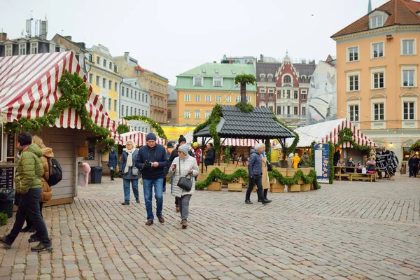 Riga Latvia December 2019 Люди Які Насолоджуються Найавтентичнішим Різдвяним Ринком — стокове фото