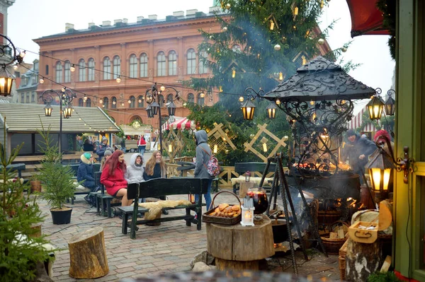 Riga Latvia December 2019 People Enjoying Most Authentic Christmas Market — Stock Photo, Image