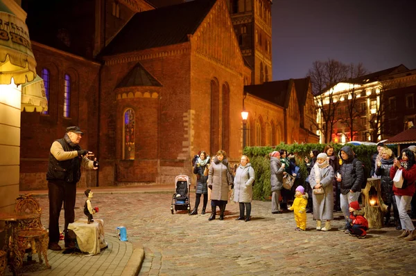 Riga Latvia December 2019 People Enjoying Most Authentic Christmas Market — Stock Photo, Image