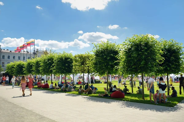 Vilnius Lituania Julio 2020 Gente Divierte Recientemente Renovada Plaza Lukiskes — Foto de Stock