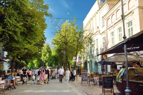 Lithuania 2020 사람들과 관광객들이 뉴스구 시가지에서 거리인 백합화 거리를 거닐고 — 스톡 사진