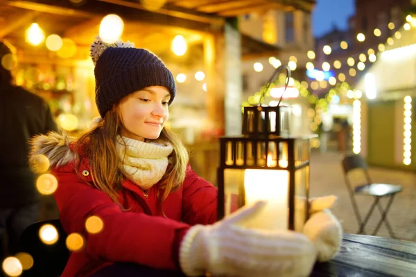 Menina Bonito Olhando Para Uma Lanterna Feira Natal Tradicional Riga — Fotografia de Stock