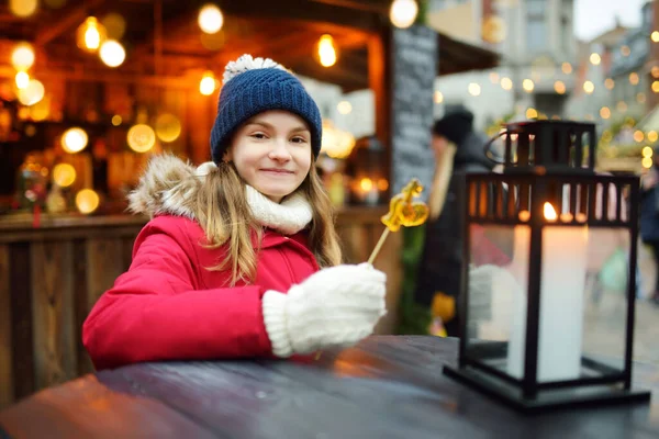 Menina Bonito Ter Pirulito Forma Galo Feira Natal Tradicional Riga — Fotografia de Stock