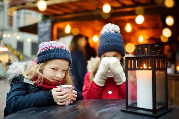Duas Irmãs Adoráveis Bebendo Chocolate Quente Tradicional Feira Natal Riga — Fotografia de Stock