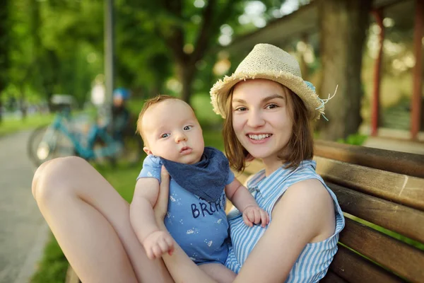 Nette Große Schwester Die Ihren Kleinen Bruder Bewundert Entzückendes Teenager — Stockfoto