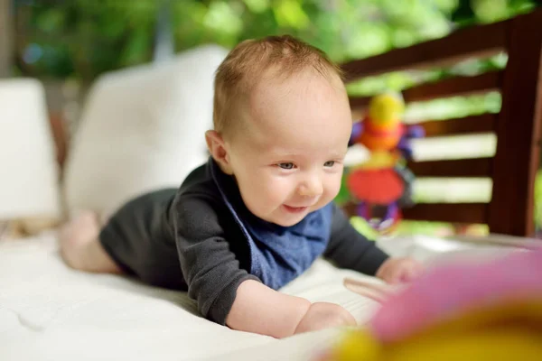 Lindo Niño Tres Meses Jugando Con Sus Juguetes Coloridos Aire — Foto de Stock